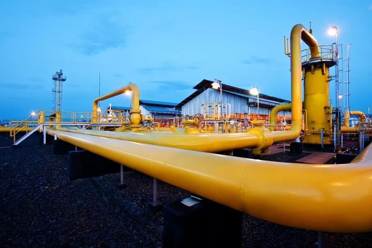 Fasilitas dan instalasi pipa penyaluran gas bumi milik migas Indonesia yang menyuplai energi untuk kebutuhan industri serta jaringan domestik.